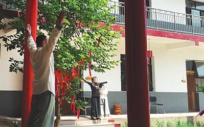 　5月30日，辟谷老师正带领学员修习“服气”从而汲取宇宙能量。