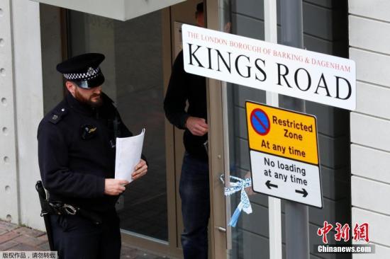 伦敦警察局局长助理、英国资深反恐专家马克·罗利表示，警方目前正在进一步调查袭击者的个人资料和社交关系，重点调查他们发动袭击是否得到其他人的协助。图为一名警察在被搜查的房子外。