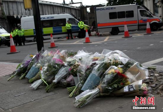 6月5日，在伦敦恐怖袭击事件发生地附近，民众向遇难者献花。6月3日夜，伦敦发生恐怖袭击事件，造成7人死亡，48人受伤。<a target='_blank' href='http://www.chinanews.com/'>中新社</a>记者 周兆军 摄