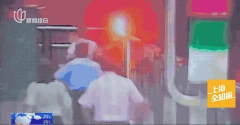 男子地铁内啪啪狂扇乘客耳光 女子逃走拽回继续扇