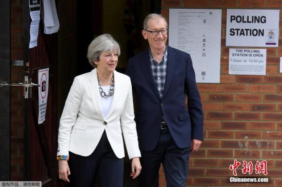 当地时间6月8日，英国大选开始投票，特雷莎·梅与其丈夫菲利普一起在英国桑宁(Sonning)一处投票站投票。