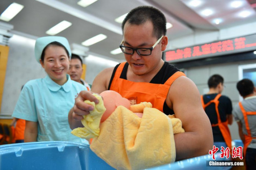 资料图：2015年9月13日，湖南省儿童医院开设的“超级奶爸”公益训练营开营。 李奇 摄