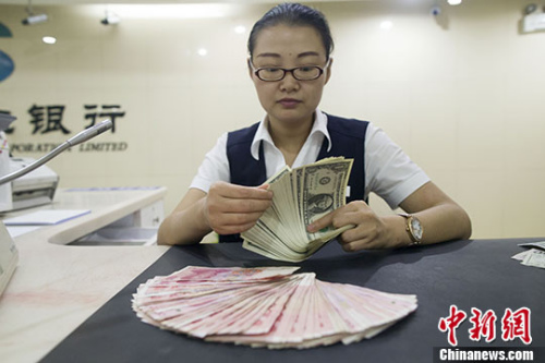 资料图：银行工作人员正在清点货币。 <a target='_blank' href='http://www.chinanews.com/'>中新社</a>记者 张云 摄