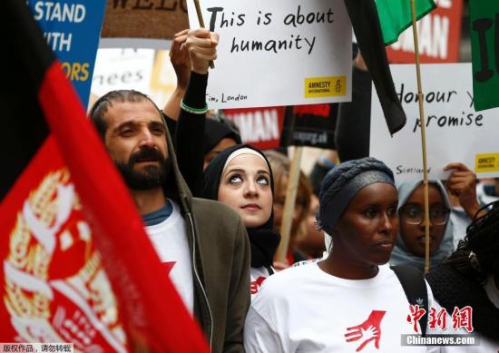 当地时间2016年9月17日，英国伦敦，数千示威者者前往英国议会大厦游行，要求英国安置更多难民，示威者包括难民、演员以及音乐家。根据联合国的数据，世界上目前有六千五百万人背井离乡，创下历史新高，其中三分之一是逃离战争，贫穷等灾难的难民。而叙利亚战争已经造成30万人死亡。英国一直拒绝参加分配抵达欧洲难民的配额制，但也曾经承诺，愿意在五年内接受位于叙利亚边境的2万难民。