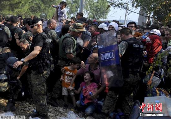 2015年的欧洲难民潮吸引了全世界网友的目光，欧盟边境管理局（Frontex）宣布，截至8月，2015年累计涌入欧洲的难民人数超过50万人。图为当地时间2015年8月21日，马其顿与希腊边境地区，非法移民试图进入马其顿境内，与警方发生激烈冲突，不少移民在冲突中摔倒在地受伤，儿童受到惊吓嚎啕大哭。