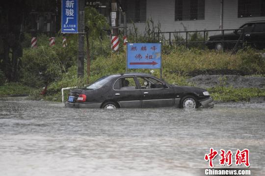 台风“苗柏”致广东多地水浸雨水倒灌进车站