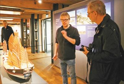 中国侨网“东西汇流——十三至十七世纪的海上丝绸之路”展览6月8日在汉堡开幕。图为德方策展人格里特·门采尔（中）向观众介绍展览亮点。