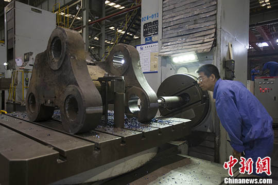 图为山西太重工人正在生产机械配件。(资料图片) <a target='_blank' href='http://www.chinanews.com/'>中新社</a>记者 张云 摄
