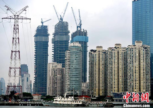 资料图：厦门房地产开发商正在建设中的高达64层的海景楼盘。 <a target='_blank' href='http://www.chinanews.com/'>中新社</a>记者 张斌 摄