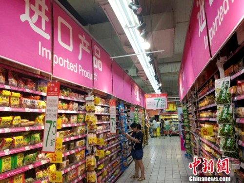 民众正在超市里购物。<a target='_blank' href='http://www.chinanews.com/' >中新网</a>记者 李金磊 摄