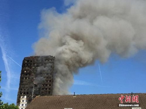 图1 当地时间6月14日凌晨，伦敦西部一栋20余层的公寓大楼发生大火，约200名消防员和数十辆消防车前往灭火，火灾现场浓烟滚滚。