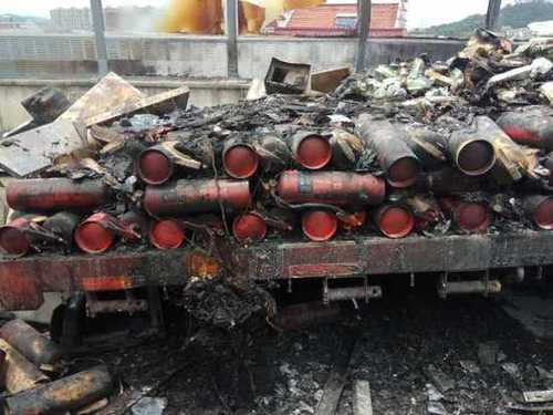 高速一货车被烧光 发现车里载着200个灭火器