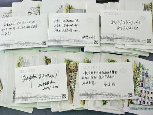 武汉一高校师生手写300余张明信片赠别毕业生