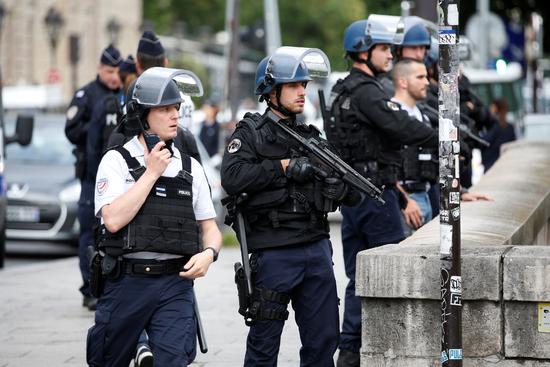 6月6日，在法国巴黎，警察在巴黎圣母院附近警戒。（新华社/路透）