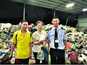 李阿姨和热心的保安陈刚、保洁人员蓝土香合影。