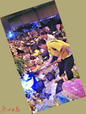 陈刚和蓝土香帮助李阿姨在垃圾山中翻找手机。