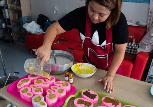 泰国女子制作超逼真大便状蛋糕 受网友热捧
