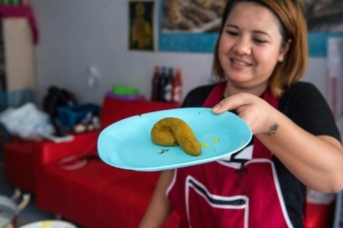 泰国女子制作超逼真大便状蛋糕 受网友热捧