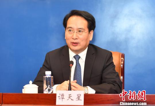 6月26日，国务院侨务办公室副主任谭天星在福州出席第九届世界华文传媒论坛新闻发布会。吕明摄