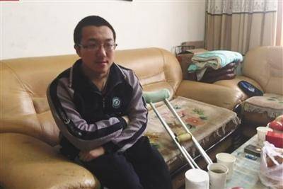  昨日，甘肃定西一中高三毕业生魏祥在家中接受媒体采访。视频截图