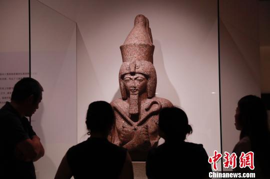     6月28日，“大英博物馆百物展：浓缩的世界史”在上海博物馆开幕。　张亨伟　摄