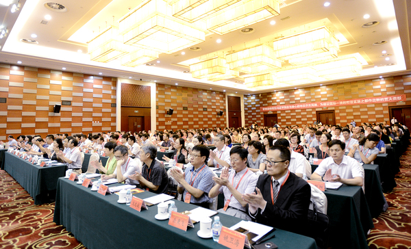 民革北京市第十三次代表大会开幕，委员们认真听会，积极响应掌声不断。16