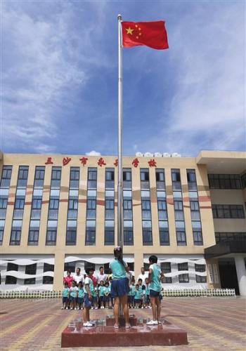6月29日，三沙市永兴学校举行升旗仪式。这里是永兴岛上唯一的学校，也是祖国最南端的学校。