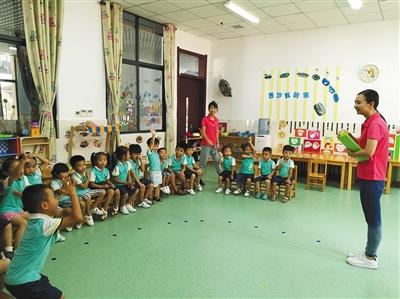 学校有24名幼儿园学生，老师针对他们的年龄特点，实行混龄班教学。