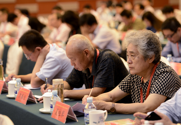 中国国民党革命委员会北京市第十三次代表大会闭幕会上，党员认真听会。26