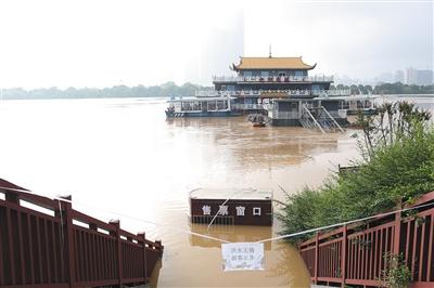 7月2日，长沙湘江西侧码头上，售票处被河水漫过。