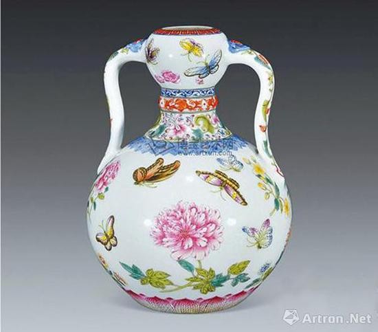 2000年，清乾隆粉彩花蝶纹如意耳尊以3,300万港元成交，刷新了当时中国瓷器世界拍卖纪录。
