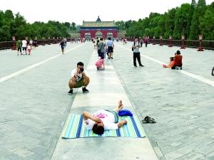 　　昨日，有游人躺在天坛丹陛桥上，看上去如同理疗床。 北京晨报记者 王巍/摄