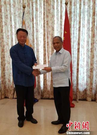 中国驻菲律宾大使赵鉴华代表中共中央对外联络部接受了该笔捐赠。驻菲使馆供图