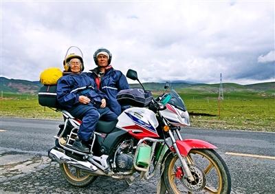 宋健挥和84岁的老母亲在骑行西藏的路上