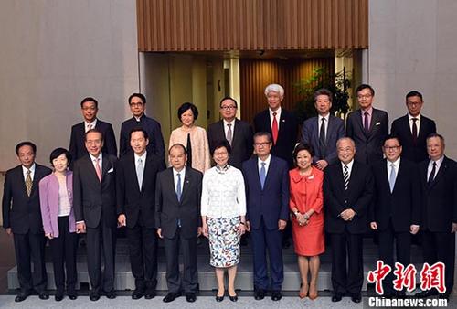 香港特区新一届行政会议首度开会特首：交接顺利
