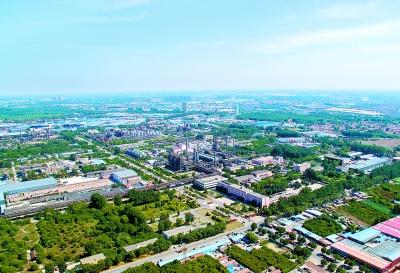 东方化工厂厂区在蓝天映衬下更显壮观。未来，这里将作为北京城市副中心“城市绿心”的一部分，成为市民的休闲场所。(航拍资料照片)京报集团记者 满志禹摄