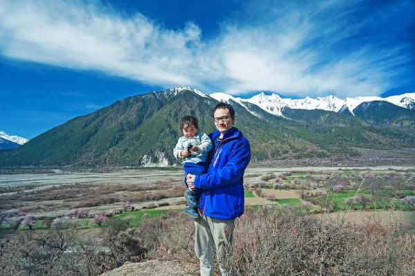 重庆夫妻带两岁儿子上西藏探险 爬雪山穿越无人区 