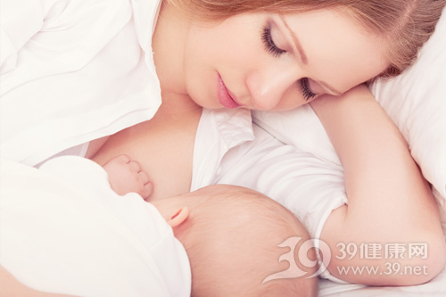 母乳喂养的宝宝该如何补充维生素？