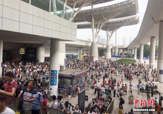 7月6日，大批旅客滞留武汉火车站。 <a target='_blank' href='http://www.chinanews.com/'>中新社</a>记者 赵军 摄