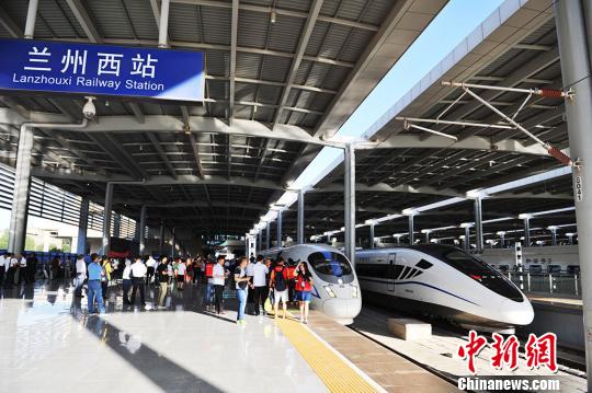 图为宝兰高铁首趟G2028次列车，将奔向1500余公里外的五省通衢之城江苏徐州市。　杨艳敏 摄