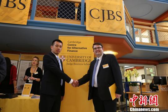 在第二届剑桥大学替代金融年会上，中国企业代表翁晓奇与英国互联网金融协会主任Robert Pettingrew深入交流。　钟欣 摄