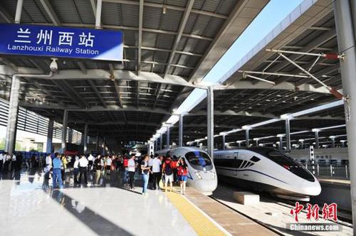 宝兰高铁于2012年底开工建设，正线长度逾400公里，其中陕西省境内45.74公里，甘肃省境内354.9公里，设计速度250公里/小时。 杨艳敏 摄