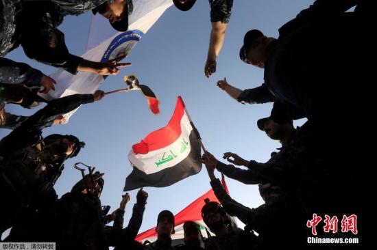 当地时间7月9日，伊军士兵在摩苏尔西部庆祝解放摩苏尔战役成功。