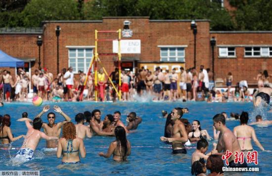 当地时间7月19日，英国伦敦，当地民众在国会山一游泳池内嬉戏。据英国《每日邮报》报道，由于西班牙的暖空气，英国迎来史上最热的七月，气温高达33摄氏度。