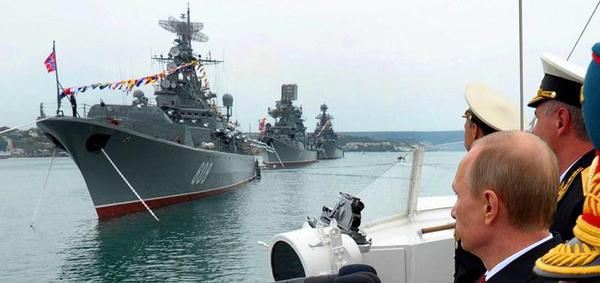 普京检阅黑海舰队（资料图）