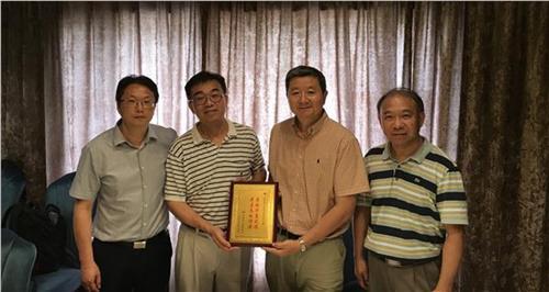 中国侨网杜伟会见全美中文学校协会副会长胡国荣一行。