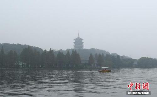 图为轻雾笼罩之下的杭州西湖雷峰塔愈显静美。 王刚 摄