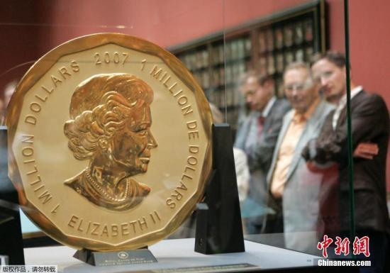 被盗金币属“大针枫叶”，由加拿大皇家铸币厂于2007年铸造，因其999.99纯金而被列入吉尼斯世界纪录大全。硬币直径53厘米、厚3厘米，一面印有英女王伊丽莎白二世的头像，另一面则是枫叶图案。（资料图）