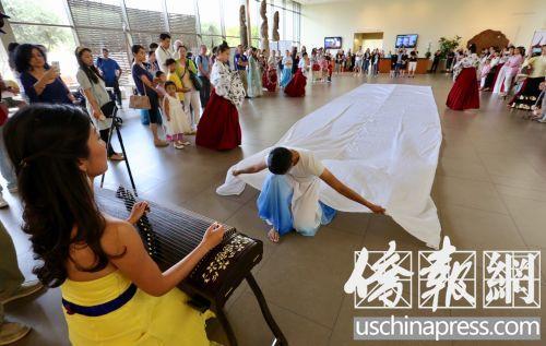中国文化日活动现场表演的即兴式舞蹈。（美国《侨报》/邱晨 摄）