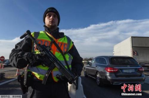 德国警察在德法边境检查过往车辆，搜查柏林圣诞市场卡车恐袭疑犯。